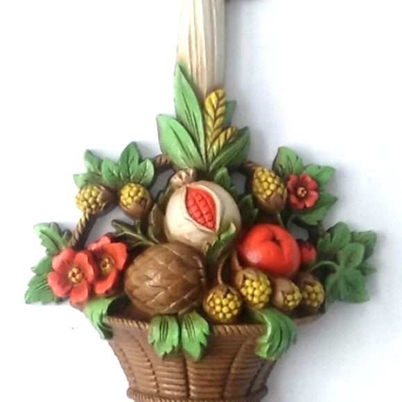 Burwood 1969 faux wicker Basket w/ fruit, flowers wall plaques - Picture 2 of 16
